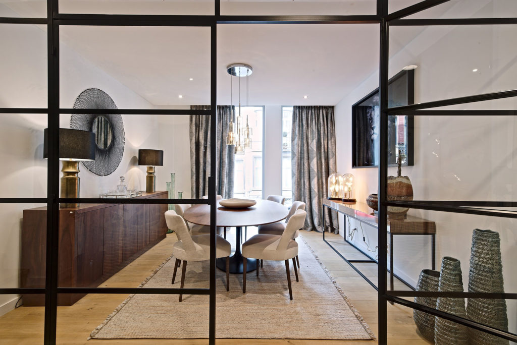 Salle à manger et mobilier dans un intérieur chaleureux